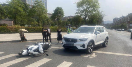 交通事故小車撞摩托車_小車撞摩托車賠償案例_轎車撞摩托車事故